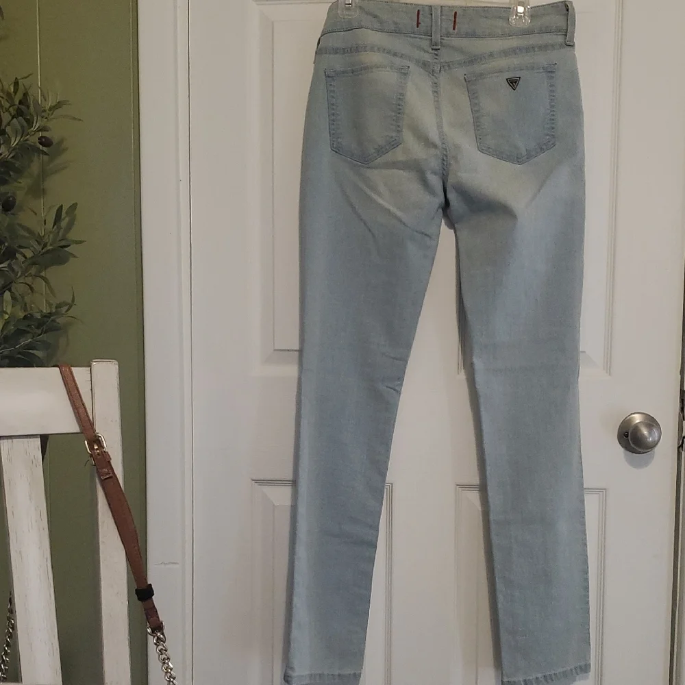 GUESS Light Blue Comfortable Medium Rise Skinny Jeans Sarah Fit. - Picture 3 of 9
